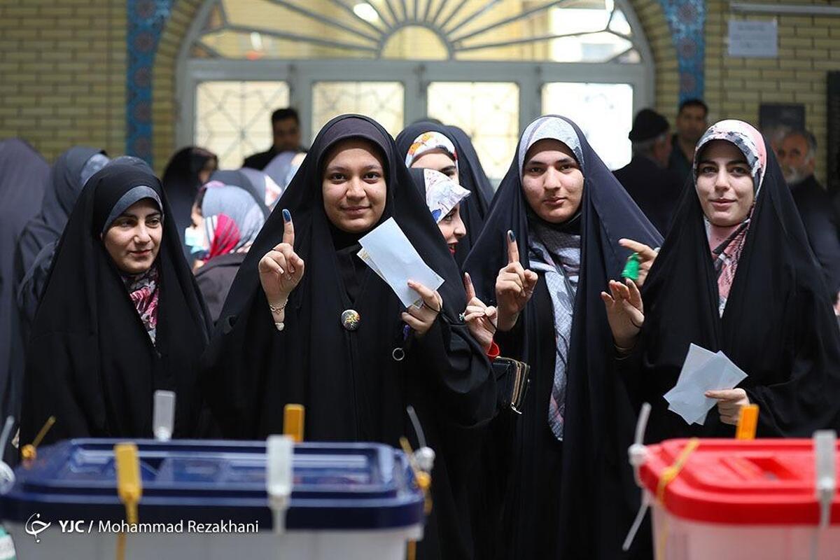 آیین جشن تکلیف دانش آموزان دختر در همدان